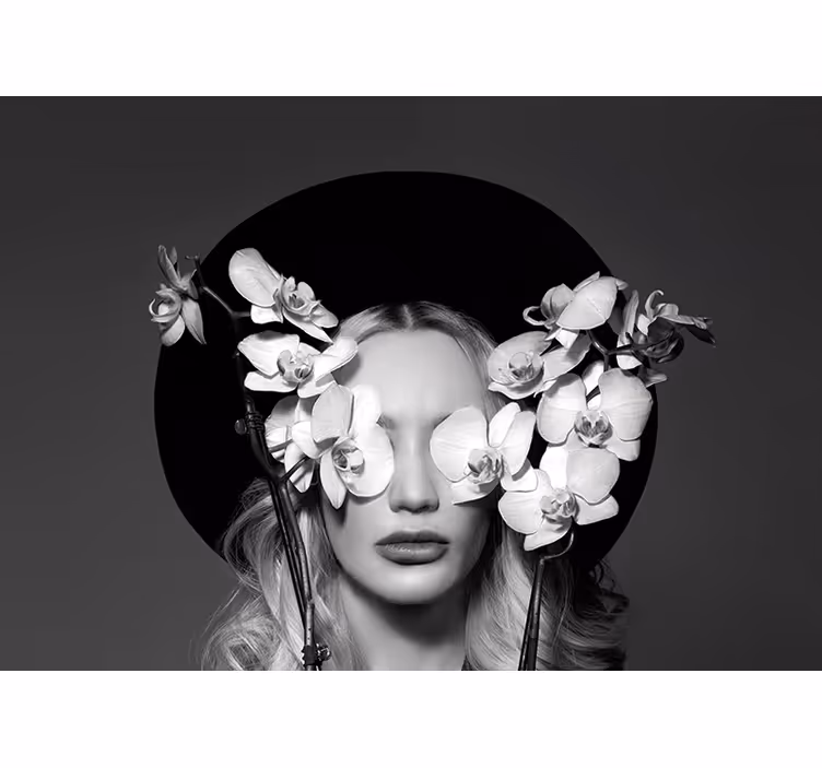 Store enrouleur salon femme au chapeau fleuri - TenStickers