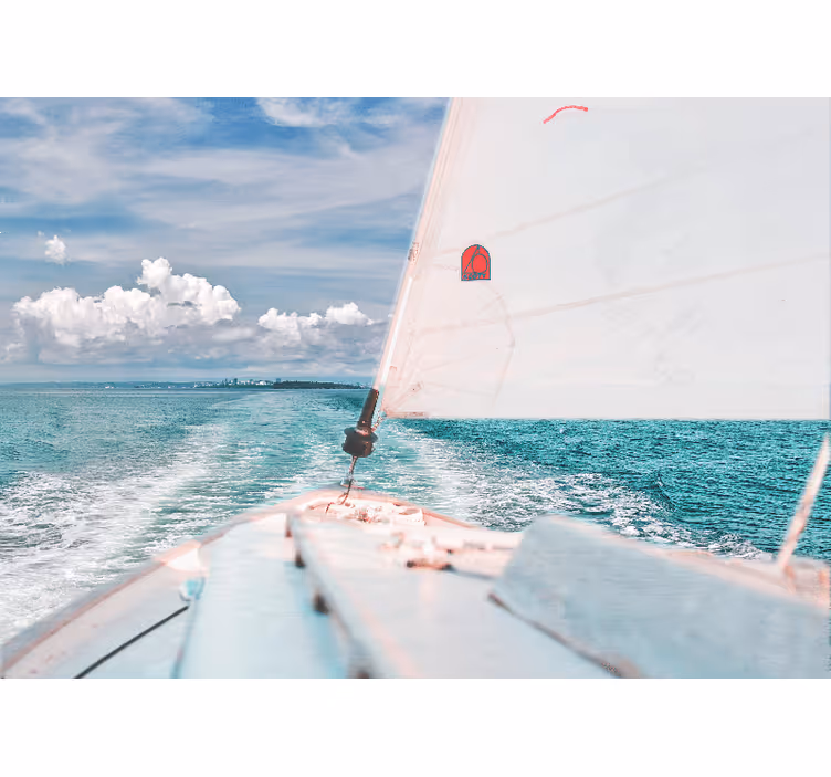 Tapisserie bleu bateau en mer près de la côte nuages blancs - TenStickers