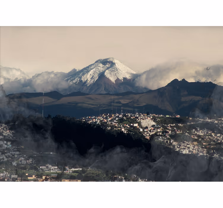 Tapisserie montagne perspective sur la montagne enneigée - TenStickers