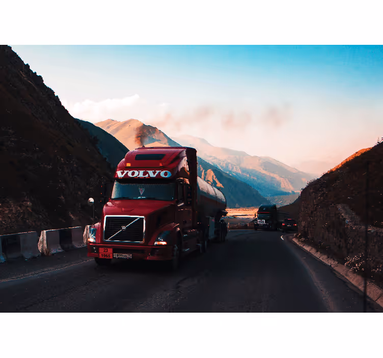Tapisserie véhicules camion rouge sur l'autoroute - TenStickers