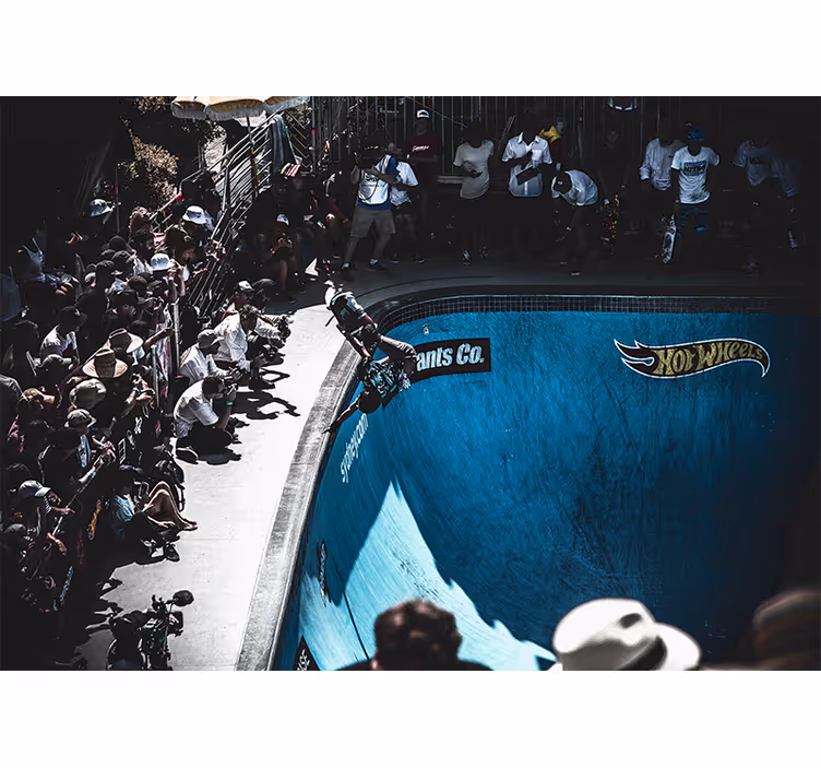 Tapisserie véhicules skateur exécutant un trick - TenStickers