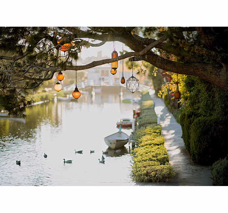 Tapisserie paysage lanternes d'un canal isolé - TenStickers
