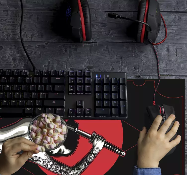 Tapis de souris gamer étreinte d'un guerrier samouraï - TenStickers