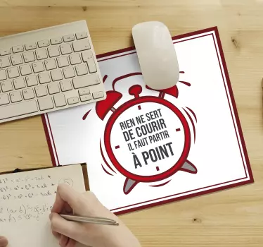 Tapis de souris avec citation Rien ne sert de courir - TenStickers