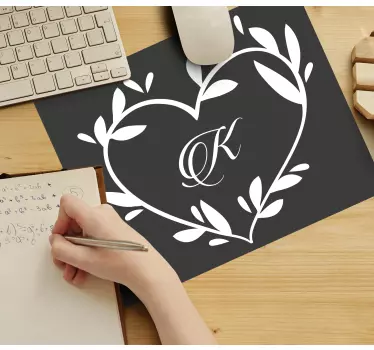 Tapis de souris nom monogramme en forme de cœur - TenStickers