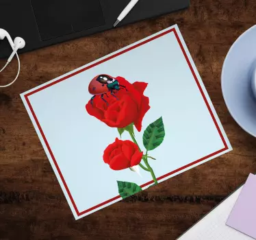 Tapis de souris original coccinelle sur roses - TenStickers