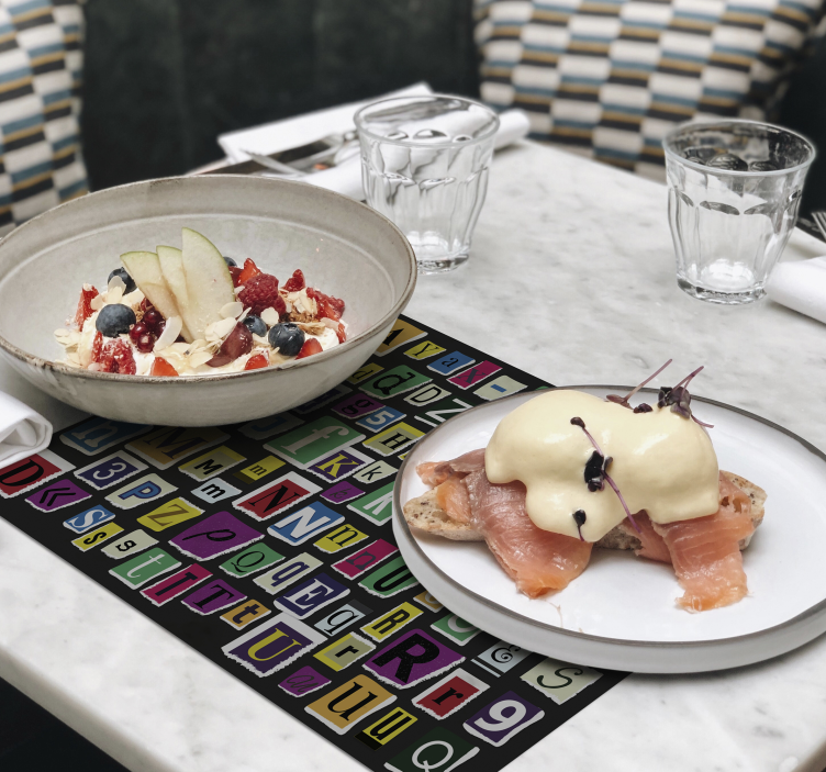 Set de table original lettres de l'alphabet colorées - TenStickers