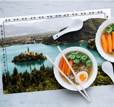 Set de table moderne vue paisible sur le lac - TenStickers