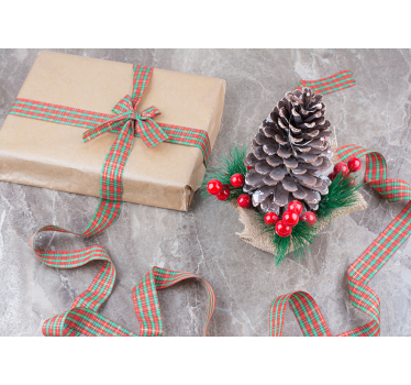 Tapisserie noel composition festive de pommes de pin - TenStickers