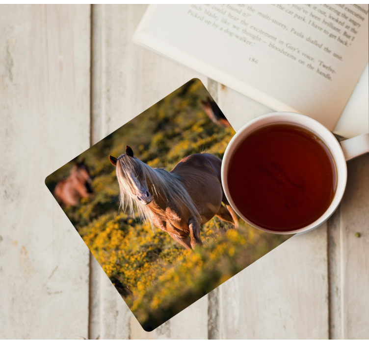 Dessous de verre moderne cheval majestueux dans un champ - TenStickers