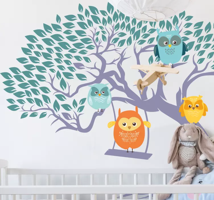 Sticker chambre bebe hiboux jouant sur un arbre - TenStickers