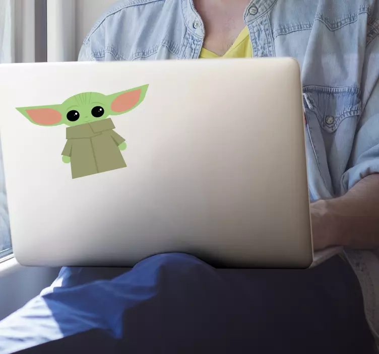 Sticker laptop dessin bébé yoda - TenStickers