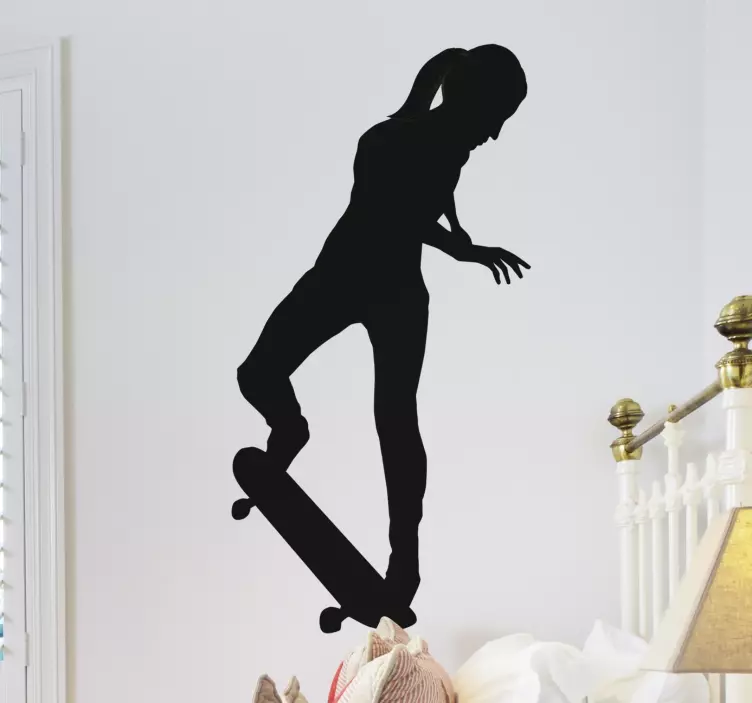 Sticker mural Silhouette d'une fille sur skate - TenStickers