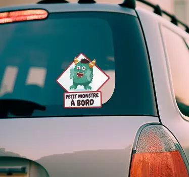 Sticker bébé à bord petit monstre - TenStickers