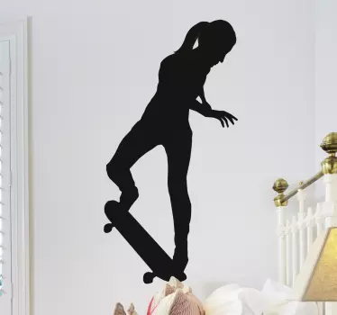 Sticker Silhouette d'une fille sur skate - TenStickers