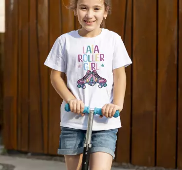T-shirt fille patins à roulettes avec prénom - TenStickers