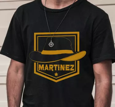 T-shirt personnalisé avec emblème élégant de chapeau - TenStickers