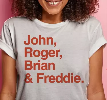 T-shirt personnalisé avec noms affichés en grand - TenStickers