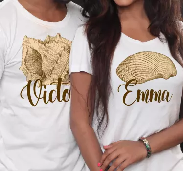 T-shirt personnalisé noms de couple en coquillage - TenStickers