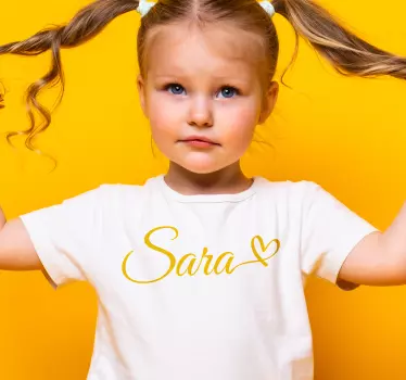 T-shirt personnalisable prénom calligraphié avec un cœur - TenStickers