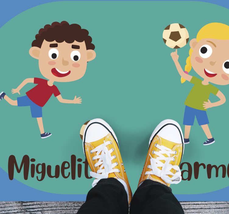 Tapis vinyle autres tapis enfants jouant au foot avec nom - TenStickers